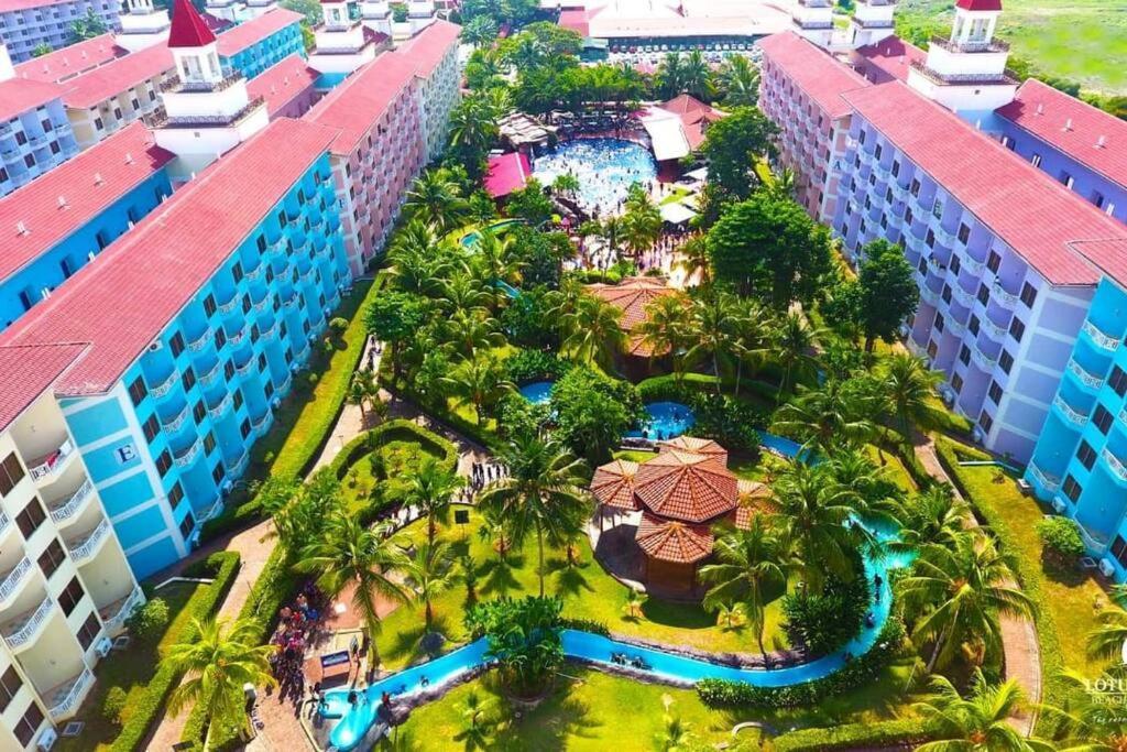 Lotus Desaru Beach Resort, 2 Bdrms, W/Splash Park Bandar Penawar Exterior foto
